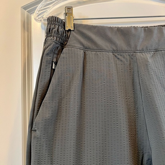 Athleta Brooklyn Textured Jogger, olive color, like new condition, size 6 - Picture 4 of 7